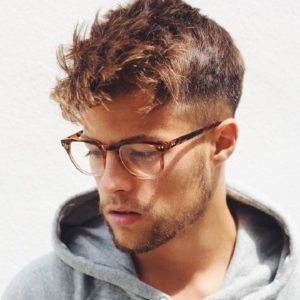 Cortes de pelo hombre 2022 con gafas