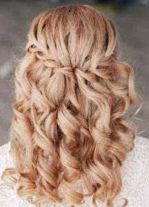 Cortes de pelo rizado 2022 con trenzas