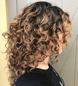 Cortes de pelo rizado 2022 para pelo medio