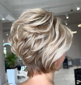 Tendencias color de pelo 2023 pelo corto